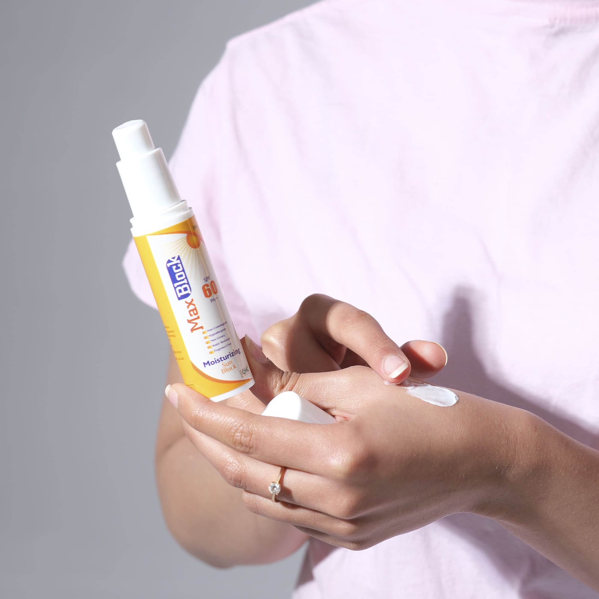 best moisturizing sunblock in Pakistan, sunblock applying on hand