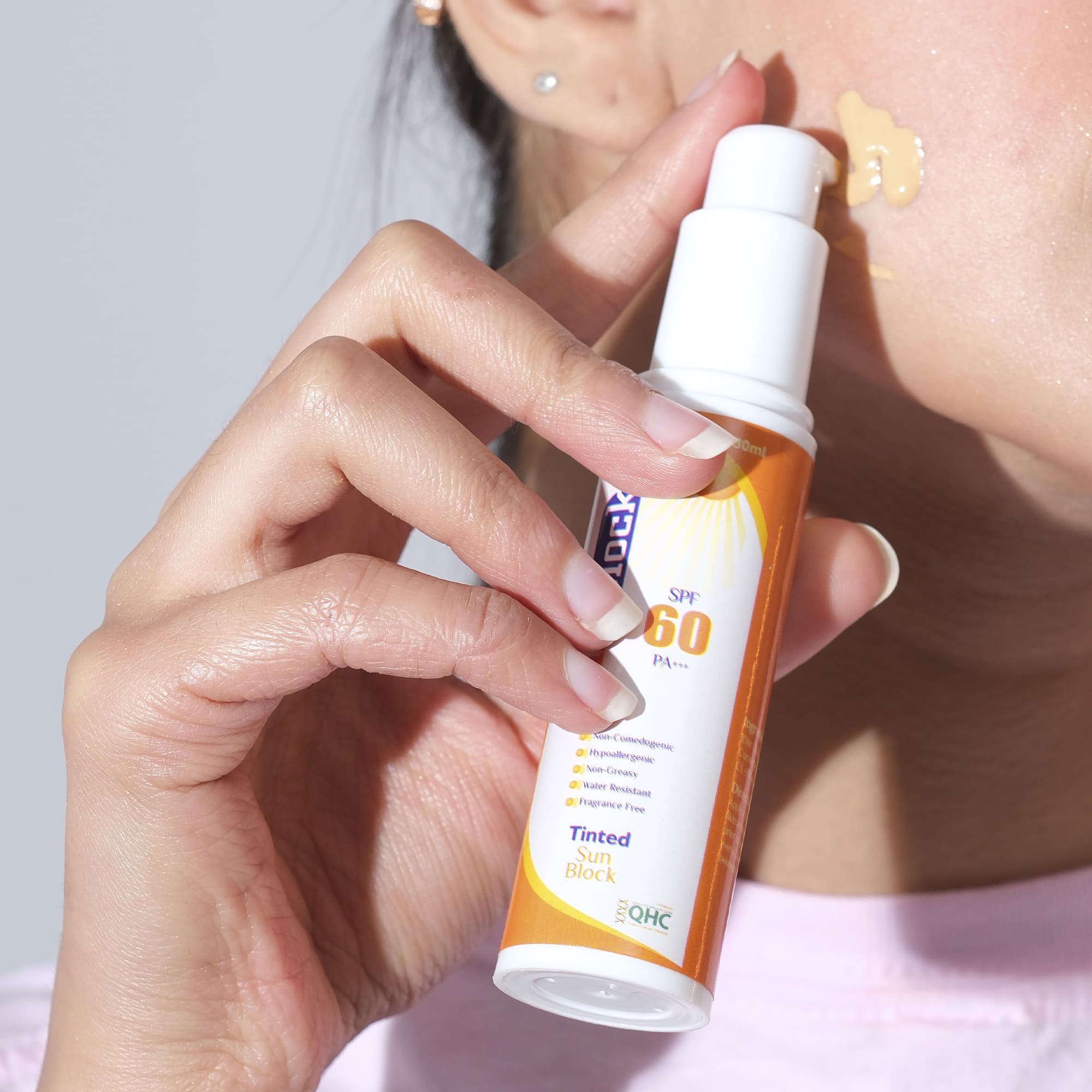 Girl use best tinted sunblock in Pakistan, which help you to protect you from UV Light and get ready for party 