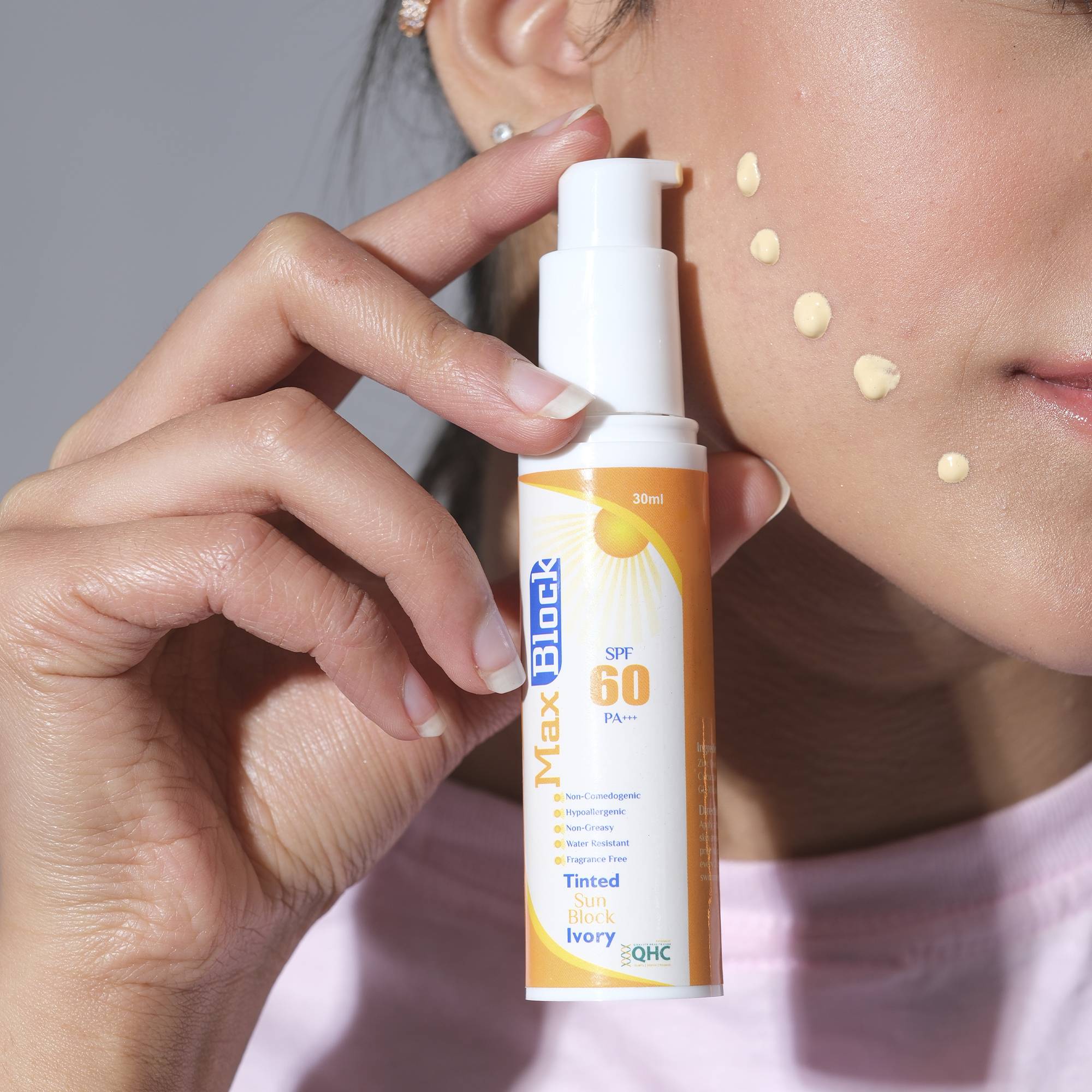 girl use tinted sunblock to protect their skin from uv light, best sunblock in Pakistan